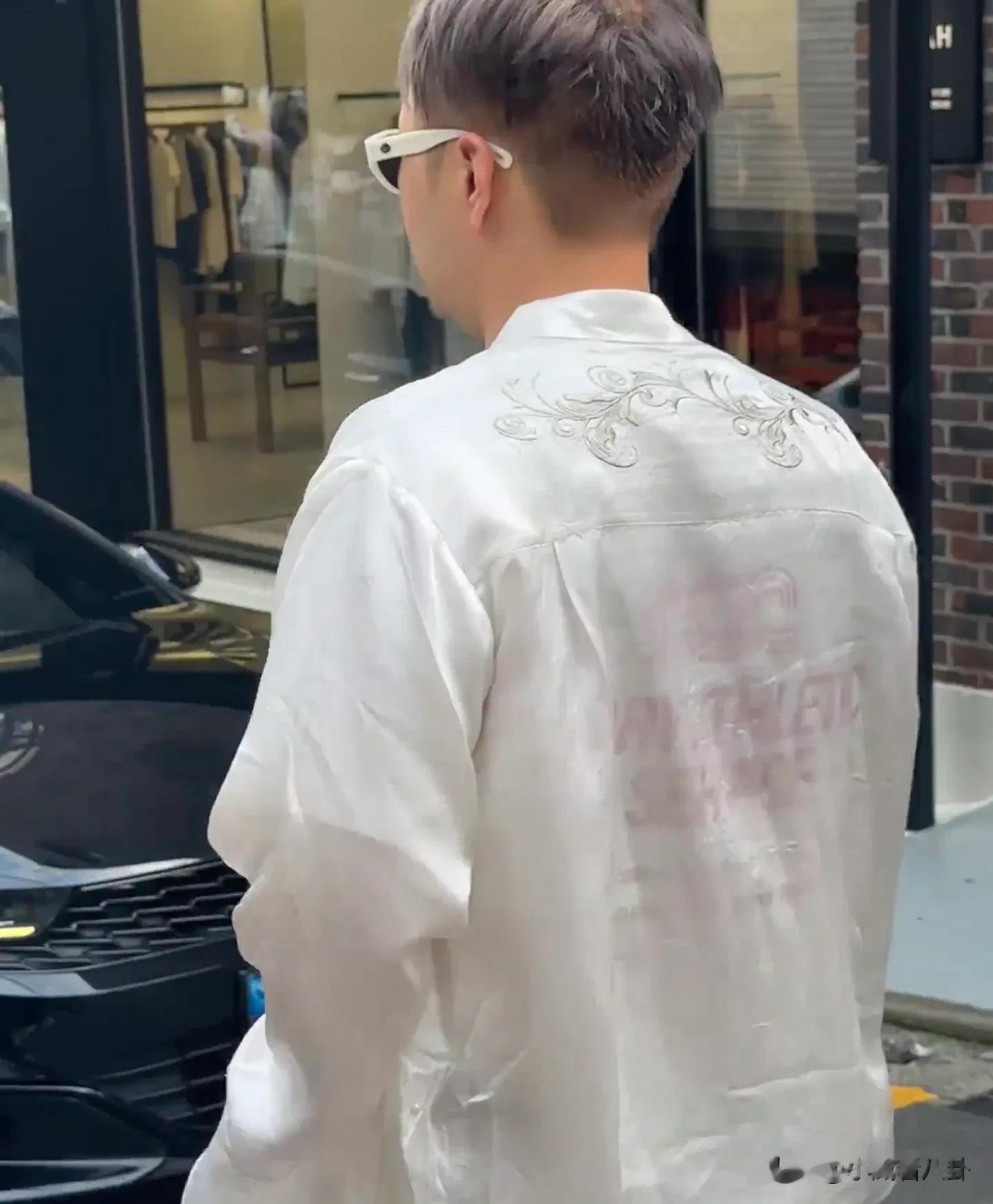 杜海涛韩国度假被偶遇,沈梦辰幸福肥太明显,夫妻俩街头牵手好甜