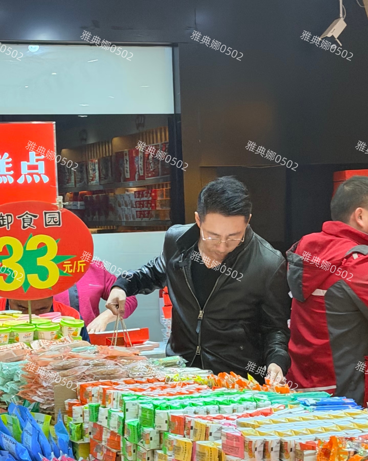 北京大栅栏偶遇汪小菲，他在给朋友买北京特产本人瘦高斯文很大方