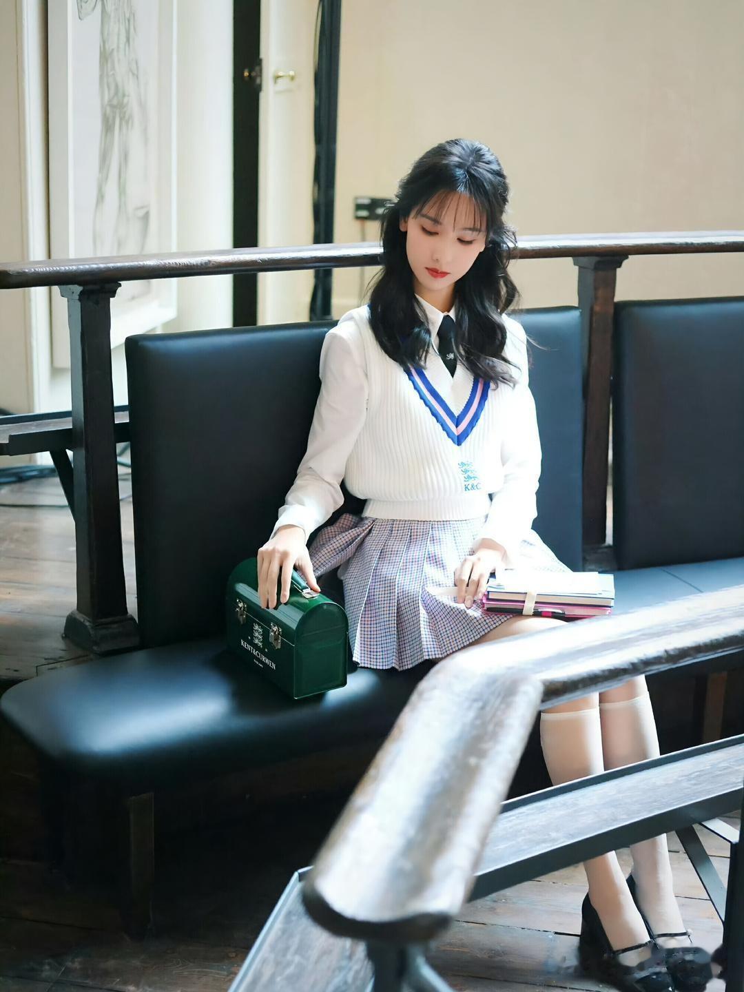 英伦学院风天花板！陈都灵白短丝造型太绝了