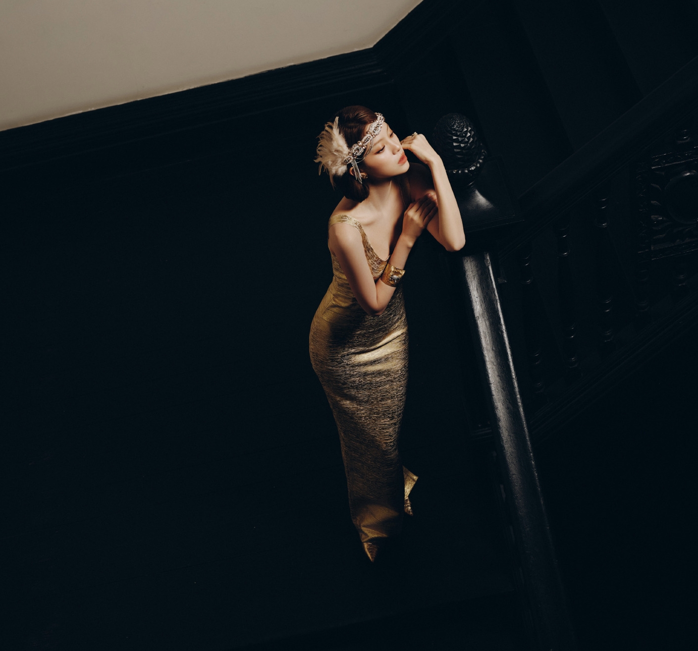 欧阳娜娜cos黛茜,鎏金裙勾勒曼妙曲线,复古氛围感超绝!