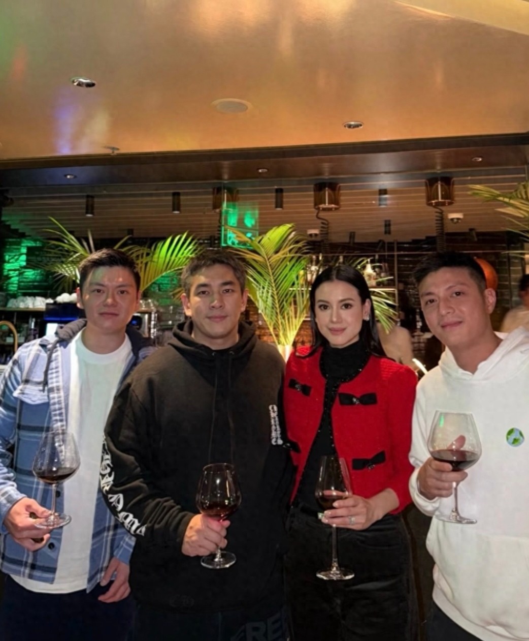 林恬儿出席徐子淇跨年派对，亲吻老公林正德脸颊，母女打扮闪亮