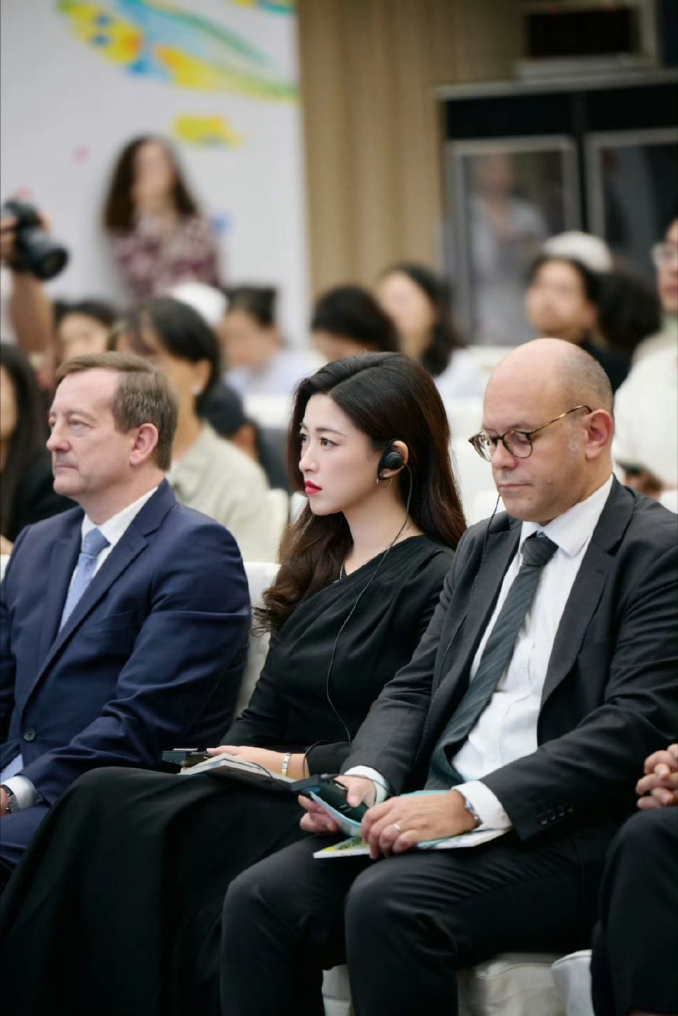 朱珠出席活动,一袭黑裙搭配尖头黑皮鞋,气质实在是太好了!