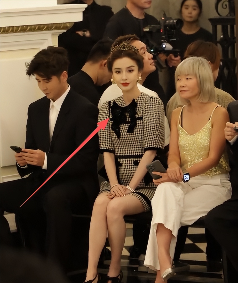 杨颖带娃和黄晓明妈聚餐,生图皮肤白又紧很少女,前婆婆一脸笑意