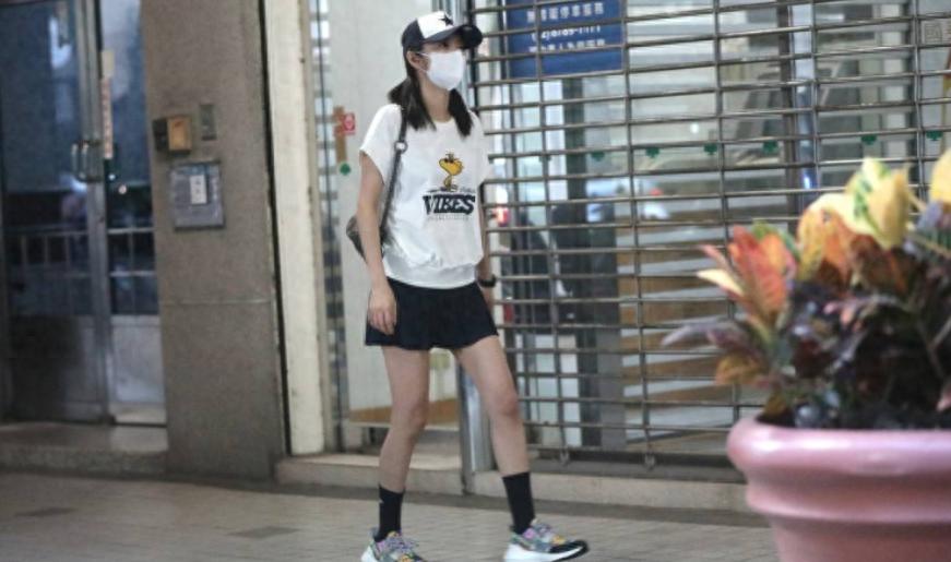 知名女星老公涉赌被抓后近况曝光：带儿女看病，浑身名牌富贵依旧