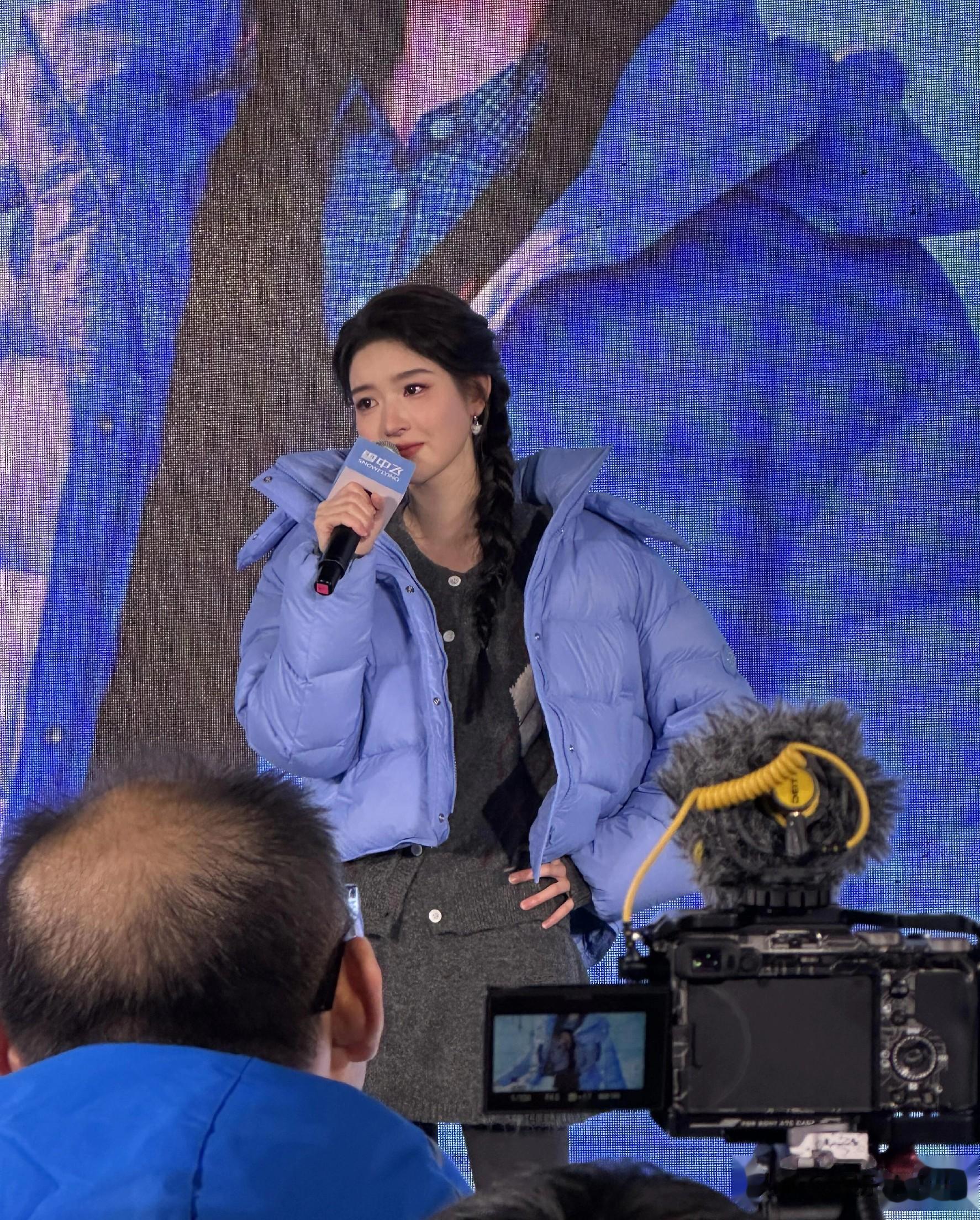 王玉雯出席雪中飞粉丝见面会,穿毛衣裙扎麻花辫,本人比电视还美