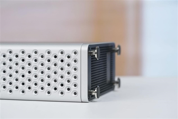 致敬蘋果Mac Pro刨絲器！奧睿科Omini Pro迷你機圖賞