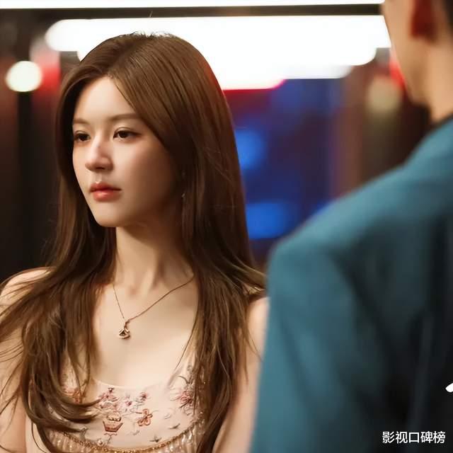 刚从《许我耀眼》挽回口碑，赵露思自创潮牌卖百元袜子，割韭菜？