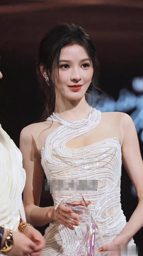 盛典上，孙怡小动作心机，张予曦超绝腰臀比，被佟大为流浪裤抢镜