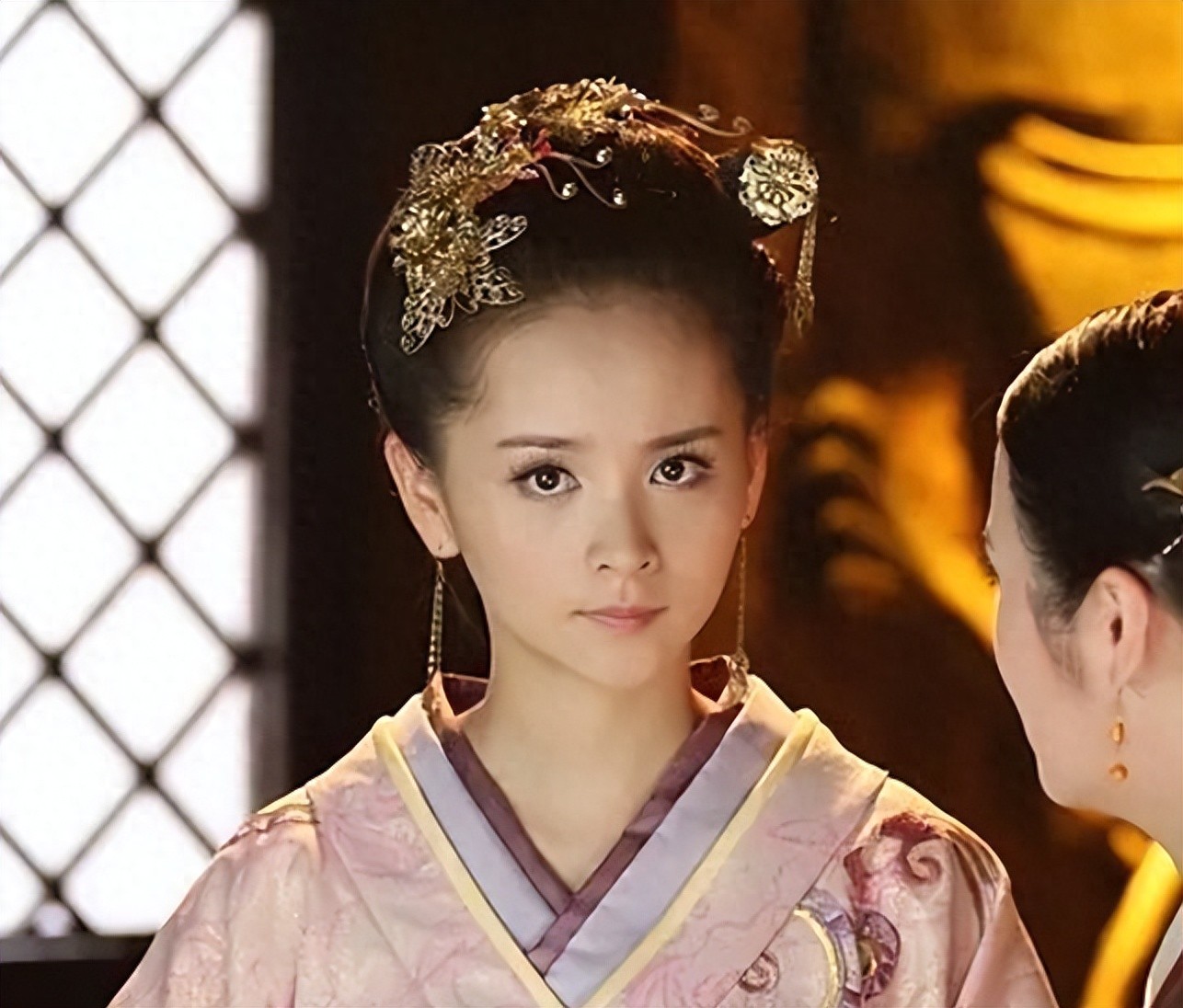 富商娶小18岁女星，眼里只有上位者的轻蔑，网友：嫁穷鬼也是这样