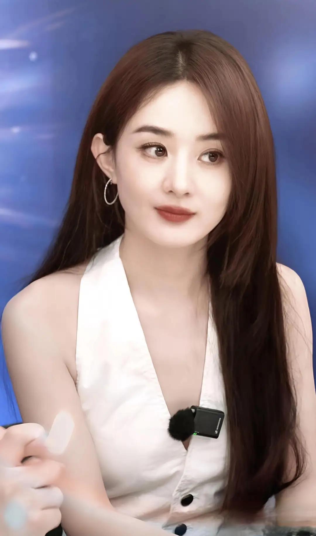 赵丽颖直播穿白色露背马甲，黑长直发型尽显优雅气质