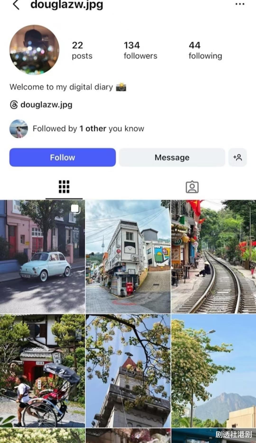 大秀美背!何超云国外旅游后积极瘦身,疑与订婚三年未婚夫复合