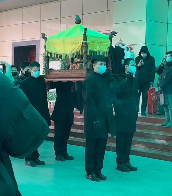 何晴葬礼结束！儿子深情追忆发言惹人泪，手捧骨灰送母亲最后一程