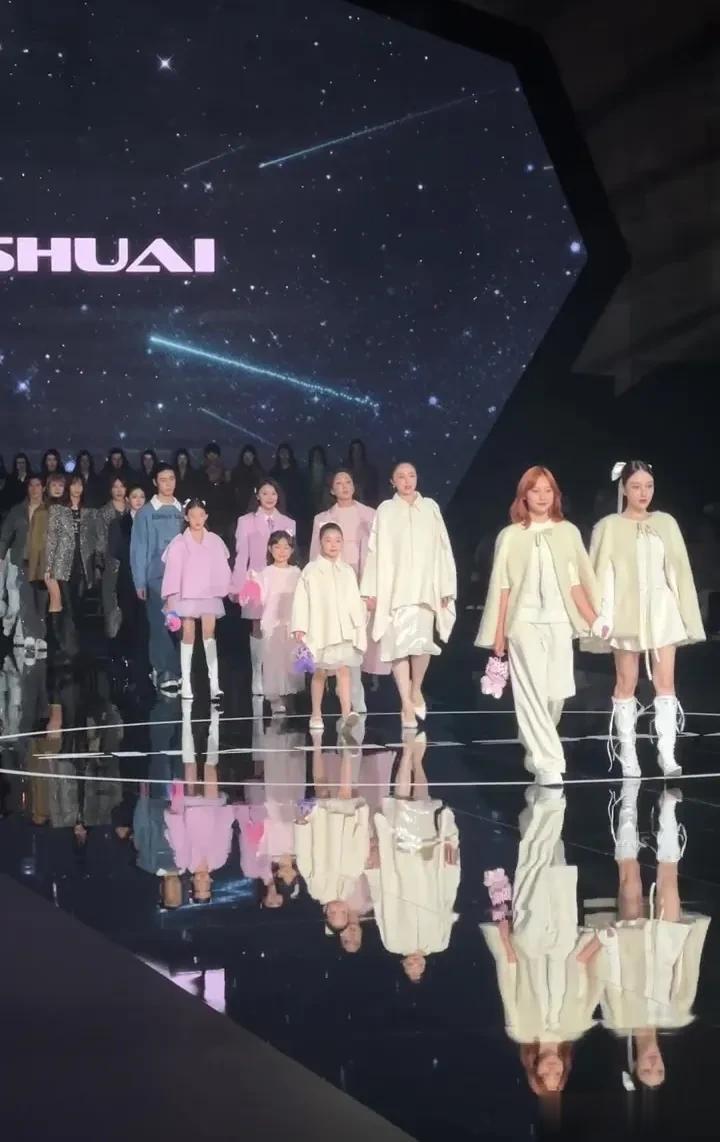 杜若溪携7岁女儿走秀，小肉肉一袭粉裙气质出挑 完美继承父母美貌