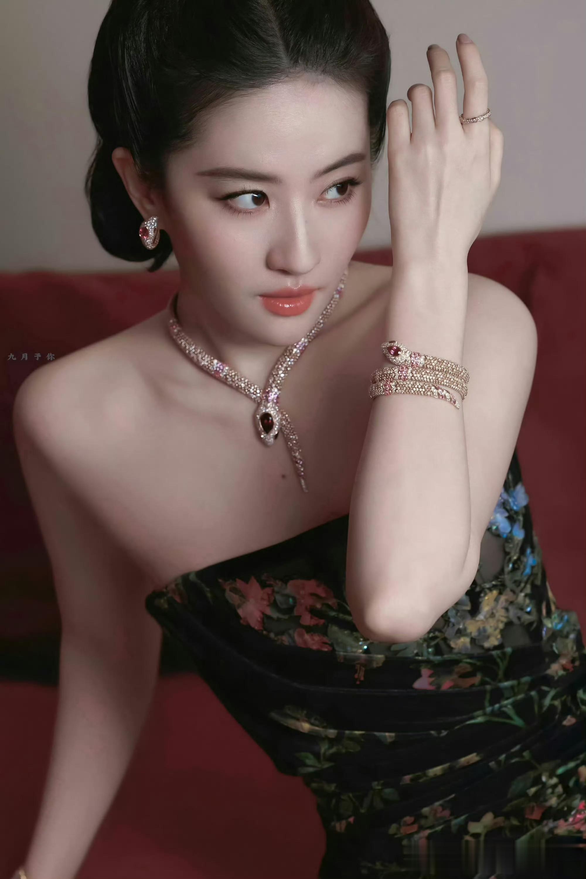 刘亦菲华贵珠宝大片：复古裙装与蛇形钻饰碰撞，尽显优雅贵气！