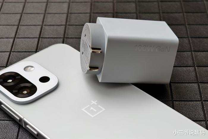 一加100W小方瓶充电器开箱:轻巧便携、磁力集结