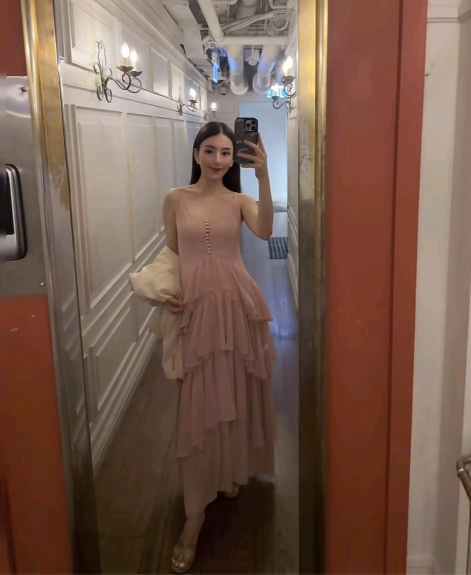 方媛晒新孕照，这次她亮出大肚皮，不再优雅了，俩女儿头发乱糟糟