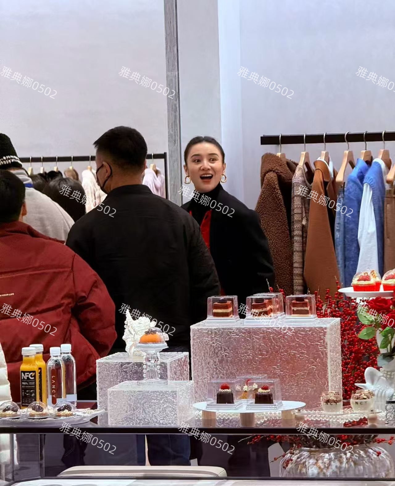 天啊，宋佳都45了怎么还那么漂亮？真人浓眉大眼又瘦又高好美好飒