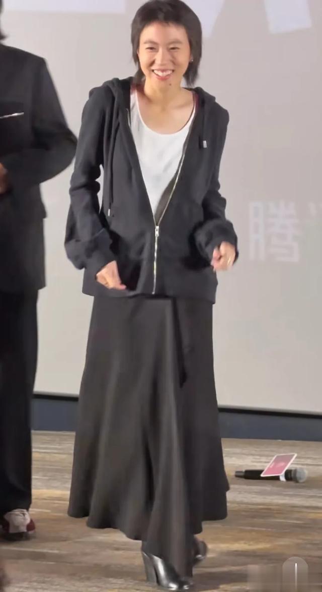 28岁窦靖童穿裙子现身,气质神似王菲,长发造型很淑女
