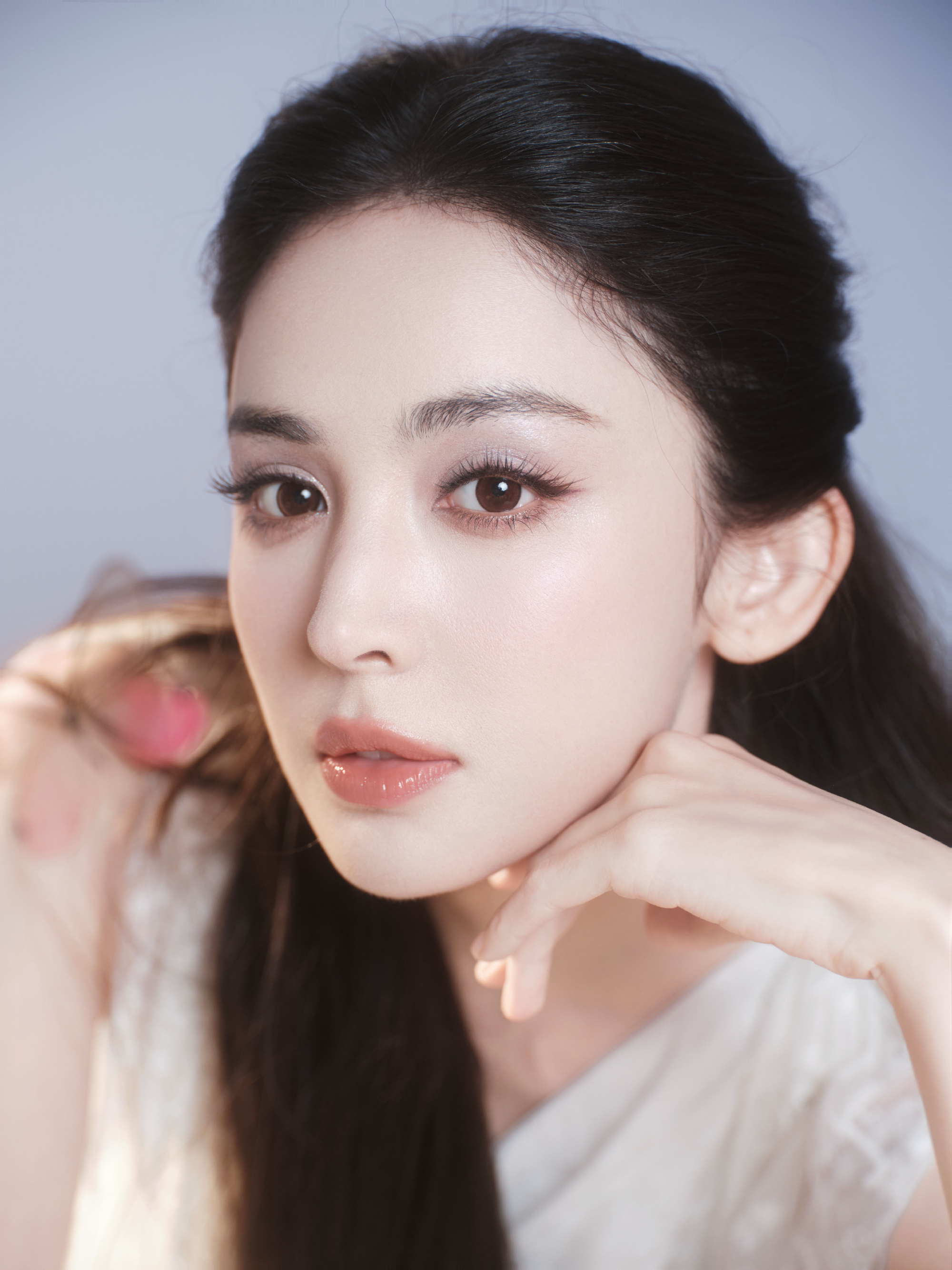 古力娜扎美得让人心动，仿佛连空气都弥漫着仙气