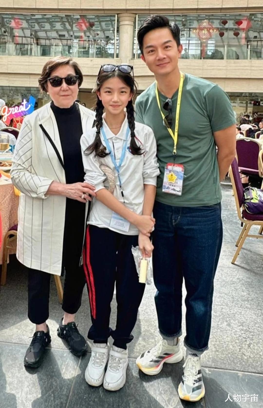 TVB金牌绿叶胡诺言送幼子读黄埔军校,结婚16载育3孩,夫妻多元发展