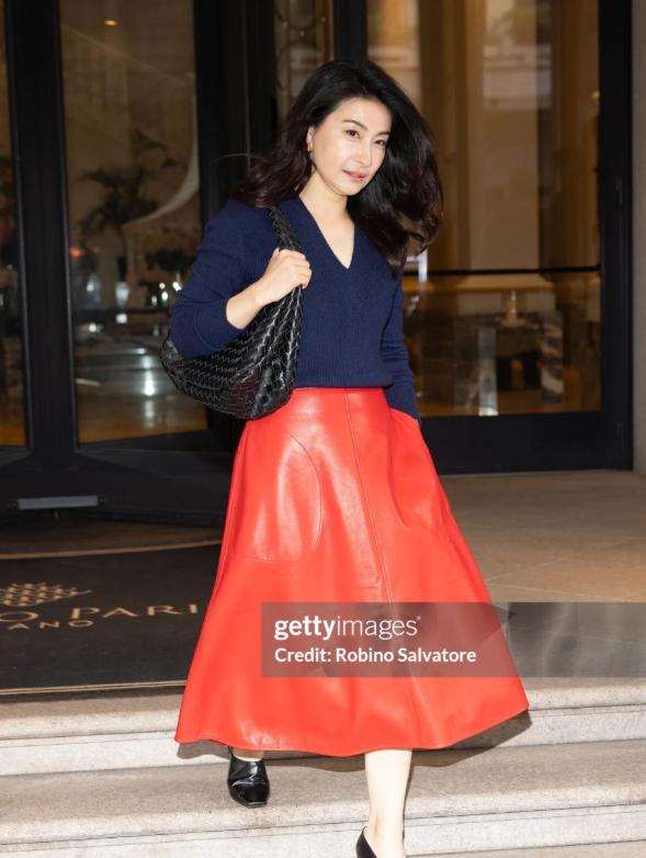 郭晶晶一身“龟背装”去看秀，这造型真富态，和老总合影气场碾压