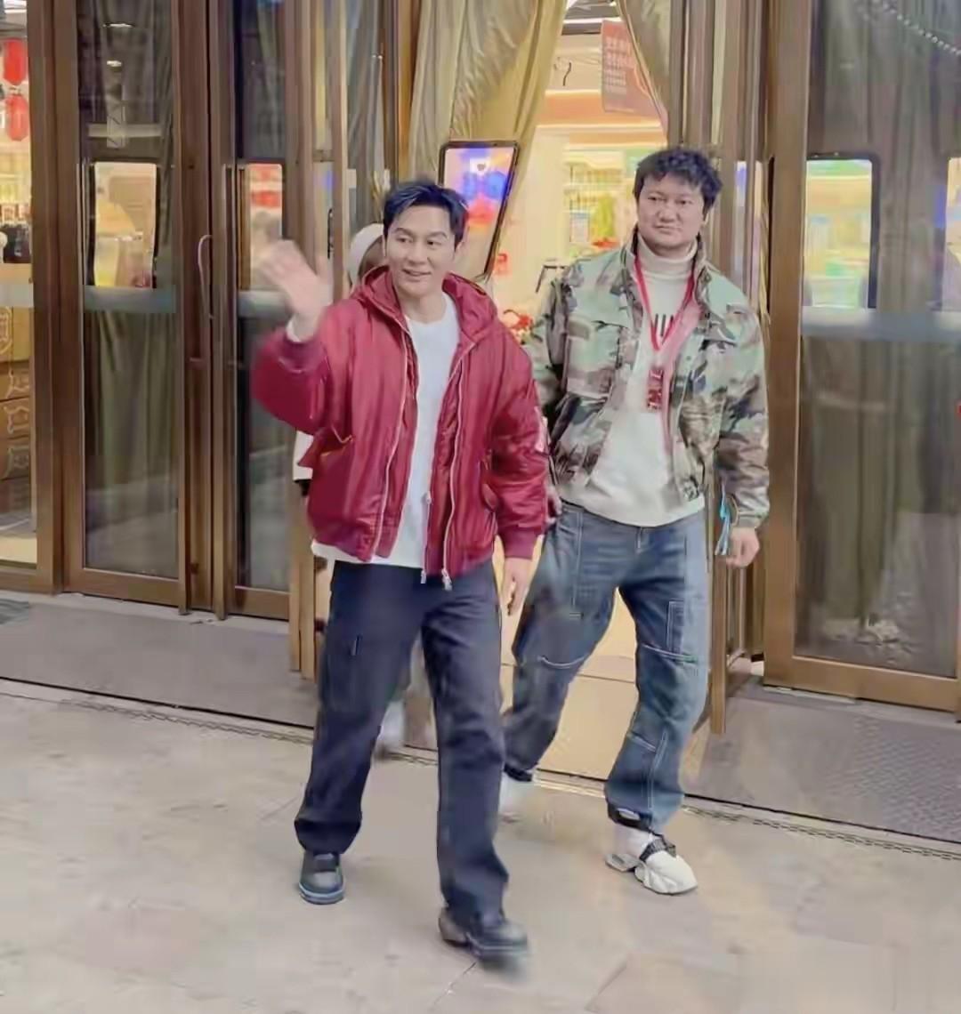 李晨私下逛超市被偶遇,个子不高五五分,褪去明星光环这么接地气