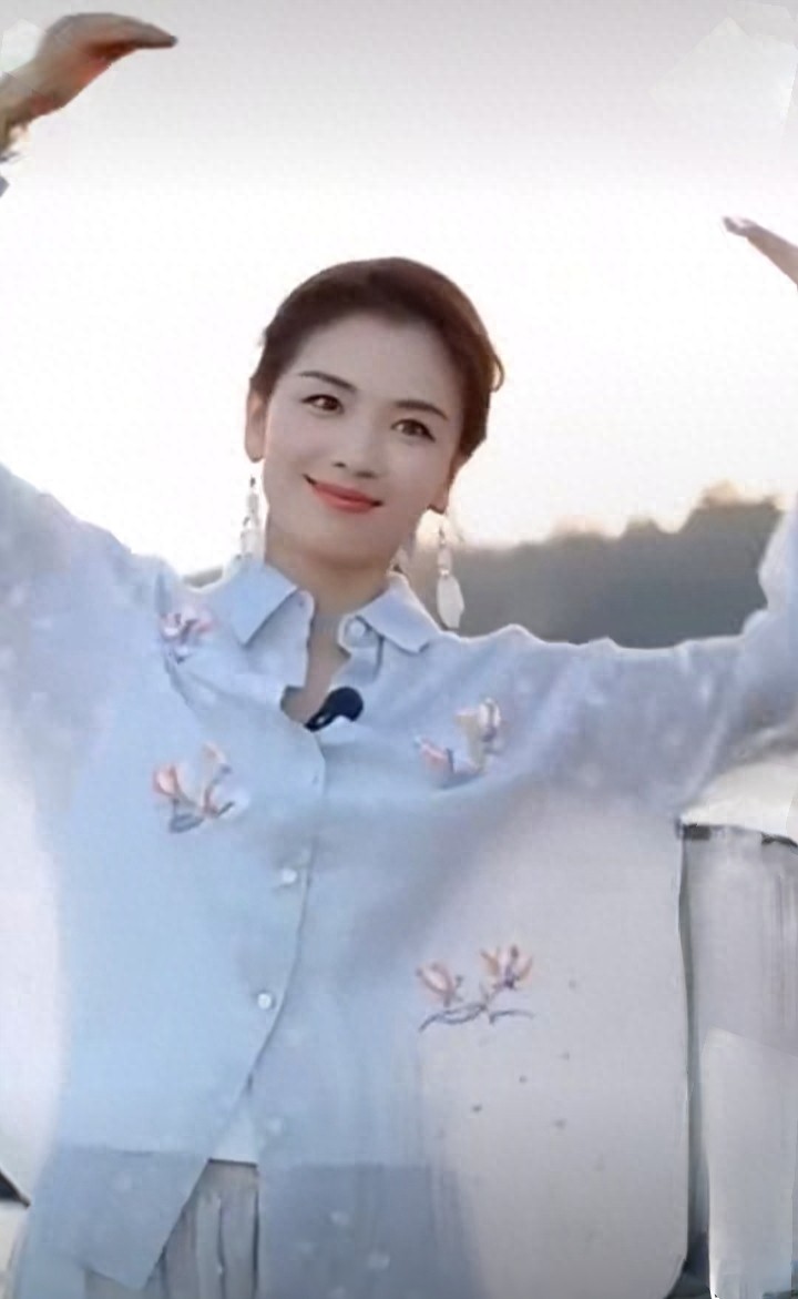 刘涛身着淡蓝刺绣衬衫配同款发带,优雅又漂亮