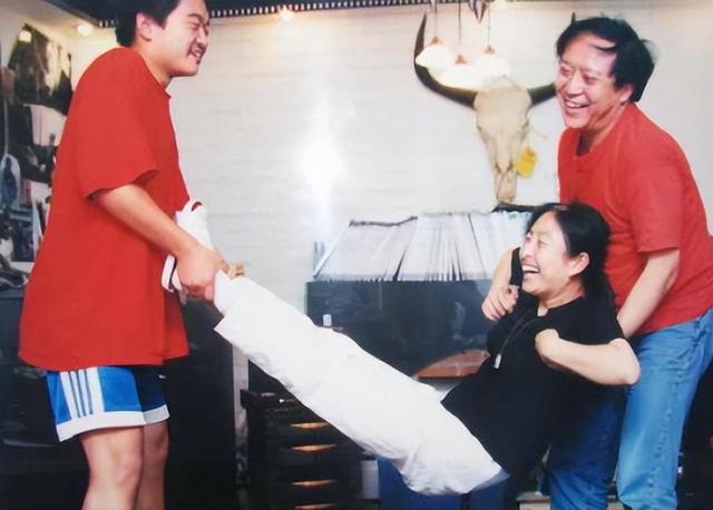 76岁牛群坐地铁被偶遇，断崖式衰老认不出，裤腿上白色油漆好抢镜