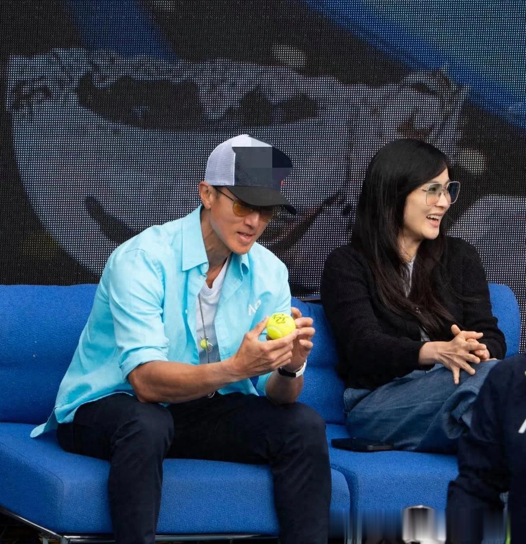 46岁吴尊和老婆林丽吟澳大利亚看网球比赛，夫妻俩坐在VIP观众席