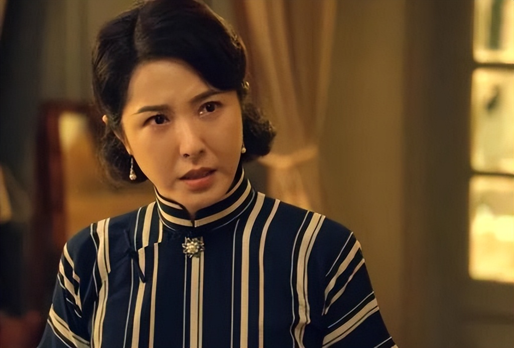 48岁曾黎逛新乡胖东来,素颜一脸褶又僵又肿,撅嘴卖萌反吓哭小孩