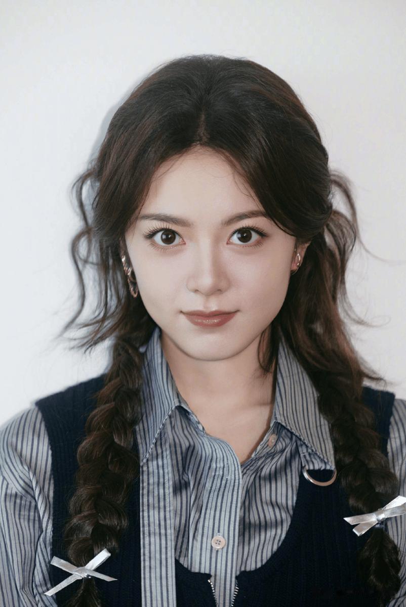 赵今麦双麻花辫甜度爆表！笑容灵动青春感拉满