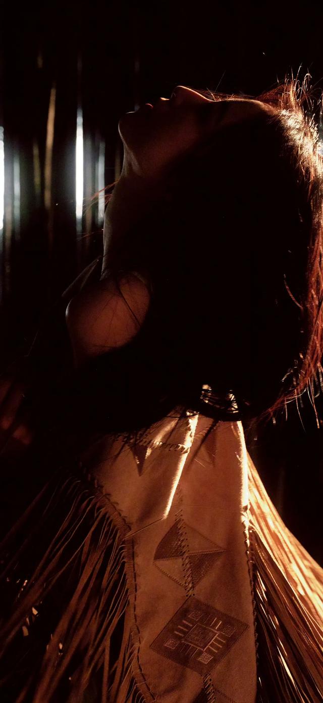 周雨彤最新妆造大片绝美壁纸氛围感拉满，周雨彤太美了