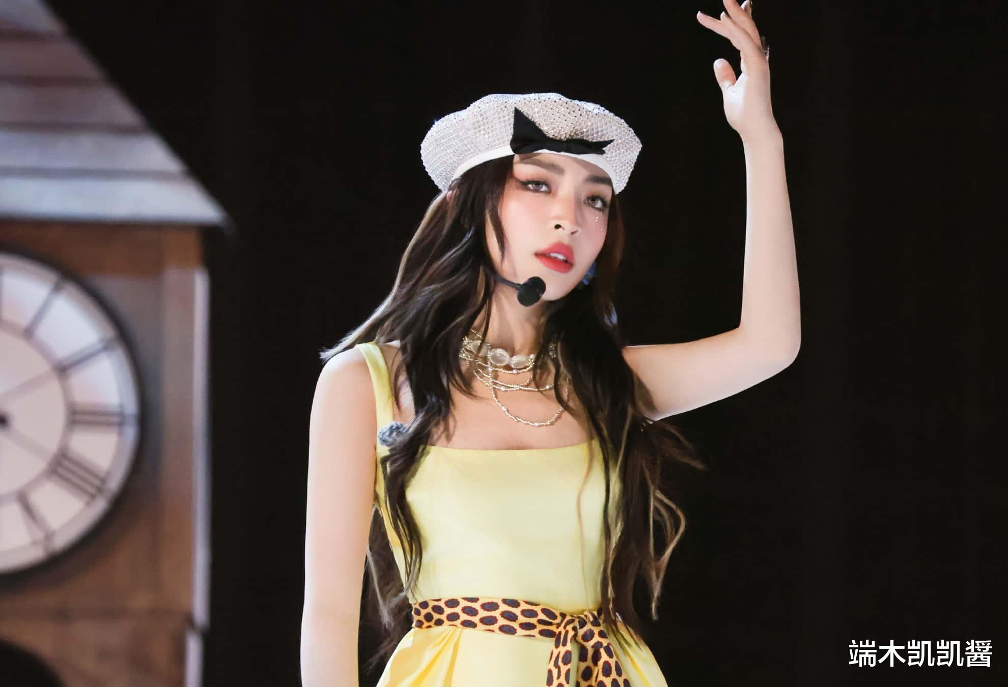 李艺彤,这场综艺里的“宫斗”戏码,撕开了多少打工人的痛