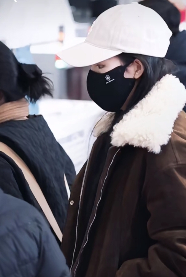 陈丽君穿毛绒领外套配棒球帽,清冷又精致,颜值气质双在线