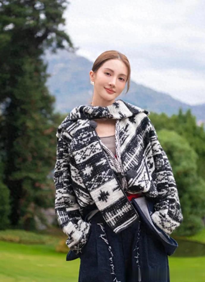 34岁金晨增肥后气质大变！提花外套+阔腿牛仔裤，时髦洋气又减龄