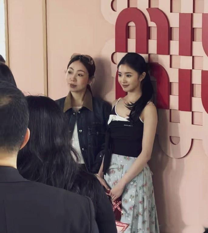 谁说年轻就一定赢？25岁刘浩存巴黎秀场，气场完全压制张元英