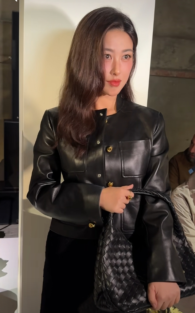 米兰时装周高光时刻,朱珠BV黑色皮衣造型,41岁状态碾压全场
