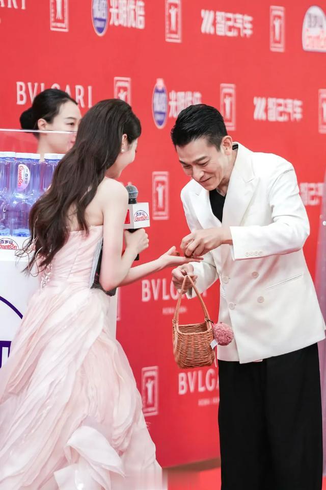 冯琳追星赢在起跑线上，站刘德华杨幂中间合影，刘德华给她送荔枝