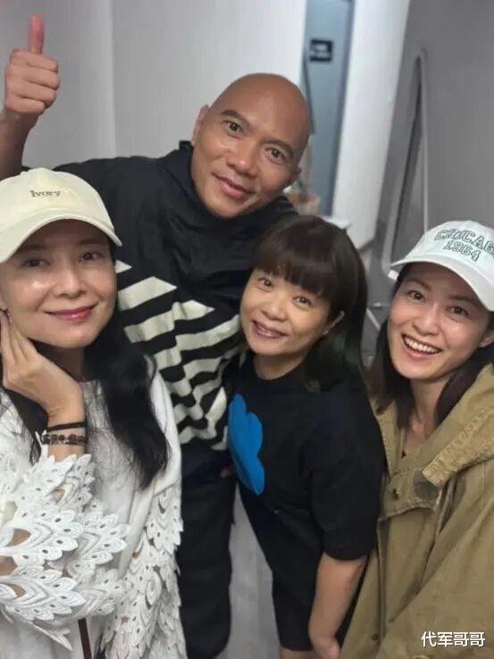 51岁郭羡妮近照曝光,脸颊离奇肿胀变正方形,屡传婚变引发热议