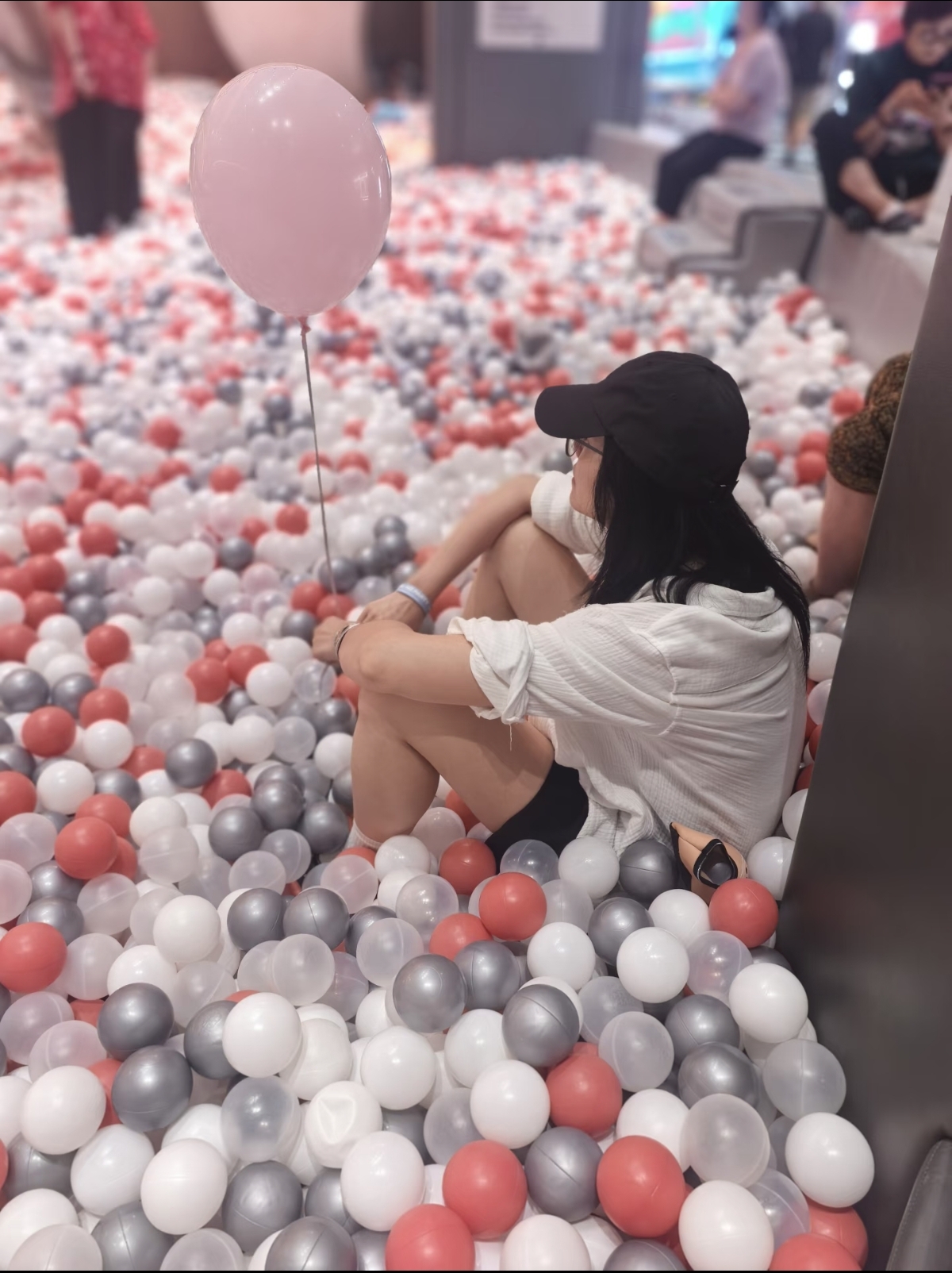 王传君齐溪带娃被偶遇,齐溪身材高挑王传君红衣抢镜,两人好般配