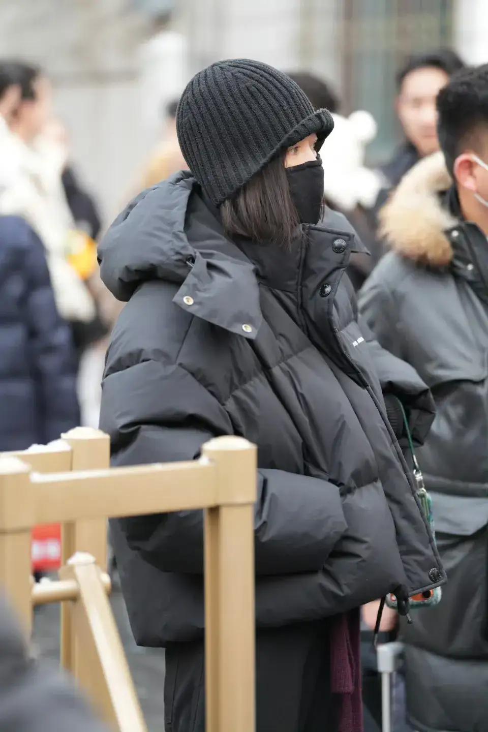 秦岚春晚彩排！身着“厚实羽绒服” 路人：裹再厚也难掩姐姐的美貌