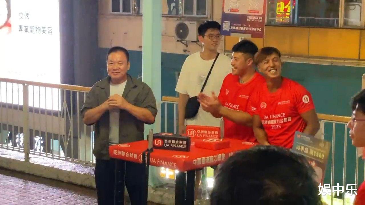 73岁罗莽现身街头比拼手腕 胜年轻对手赢五百元