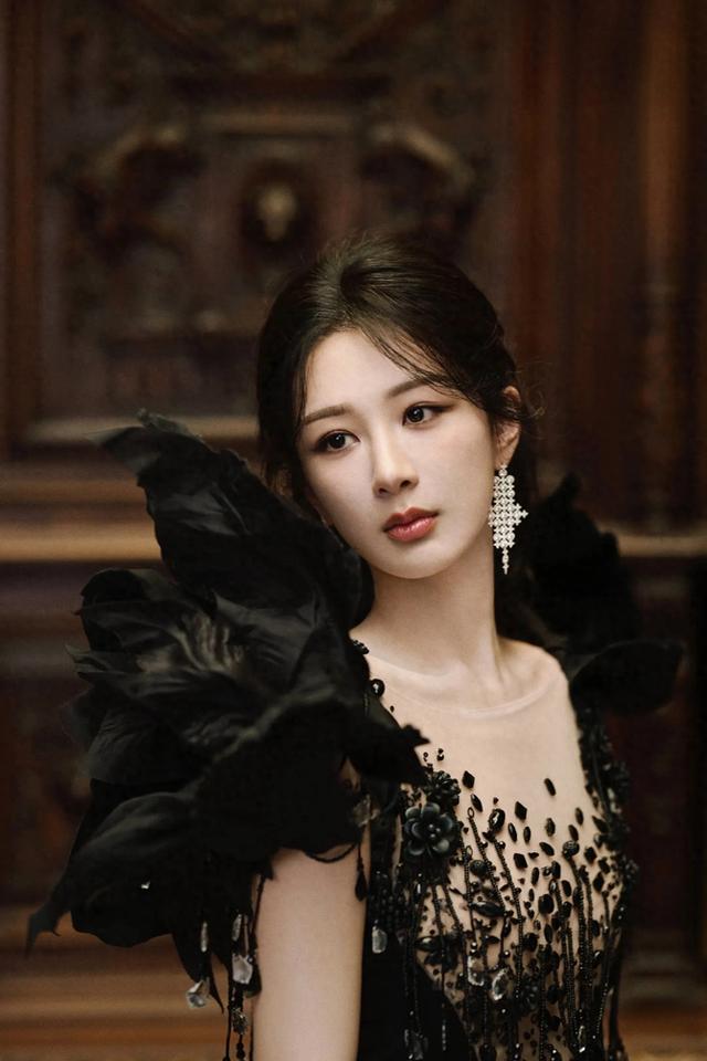 杨紫 气质迷人 美丽大方