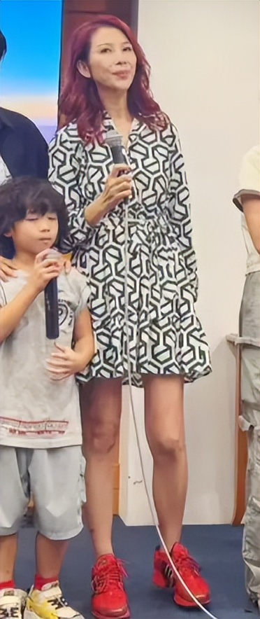 蔡少芬全家现身教堂，满脸皱纹像家庭主妇，俩女儿一头黄发没气质