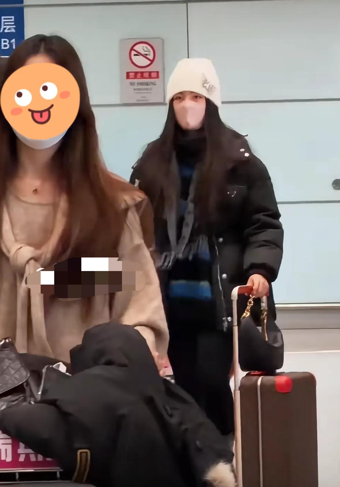 王诗龄假期回国,王岳伦又来接机,这一次的机场穿搭就很好看