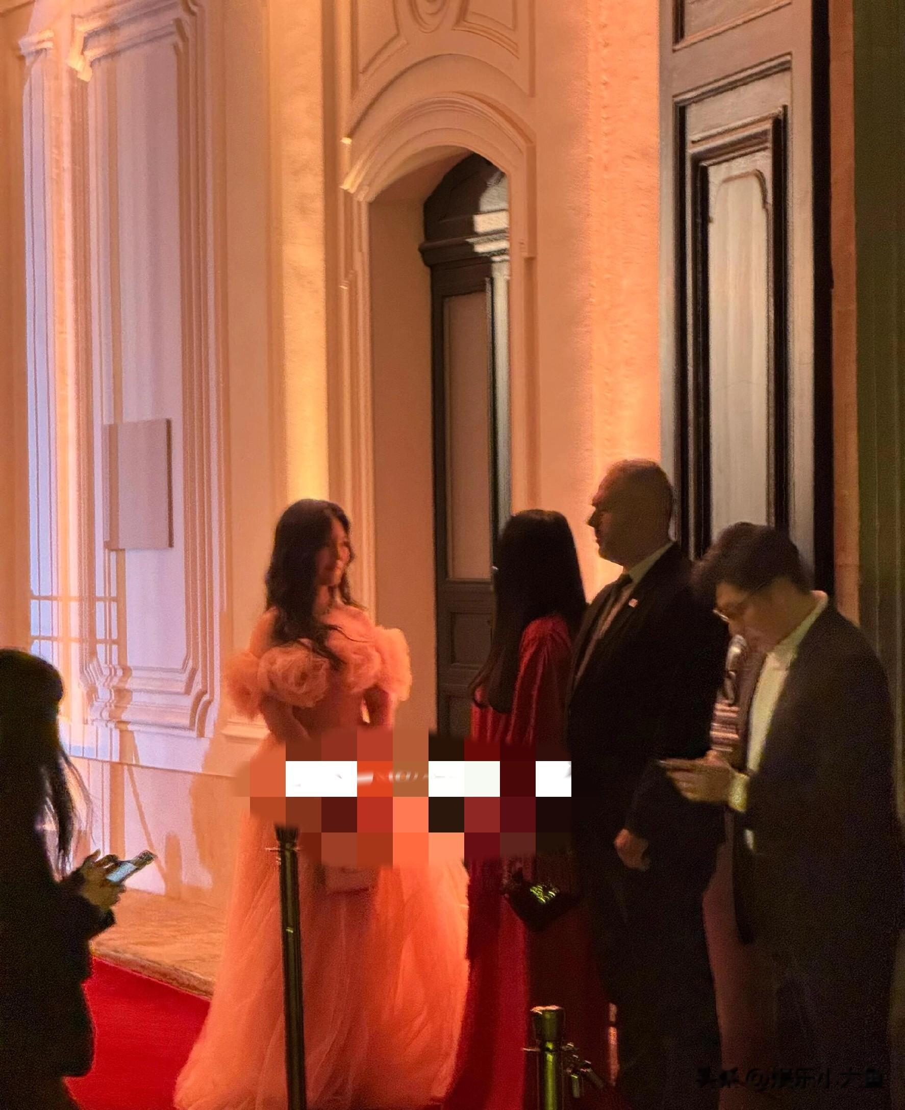 王诗龄出席巴黎时装周,川粉色抹胸花朵纱裙 豪华钻石项链点缀好美