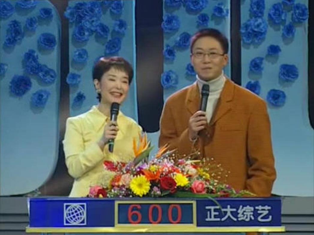 他曾是央视主持,却因“任性”引起领导不满,今54岁在街头当吃播