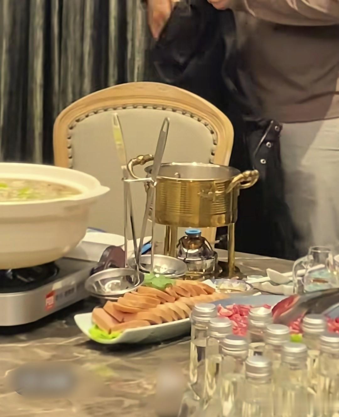 张嘉译深圳聚餐，71岁林威烟不离，翁虹丰腴吸睛，午马遗孀现身