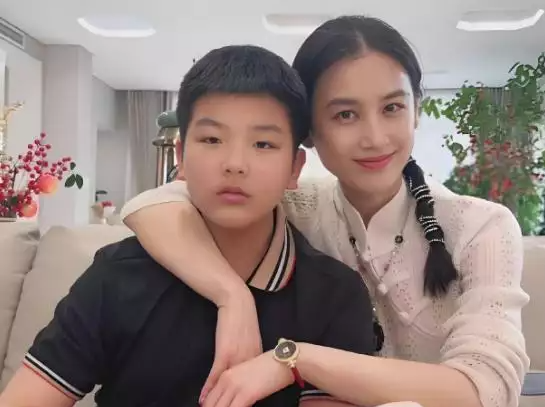 离婚大半年后，离开妈妈黄圣依的安迪，在杨子的照顾下邋里邋遢