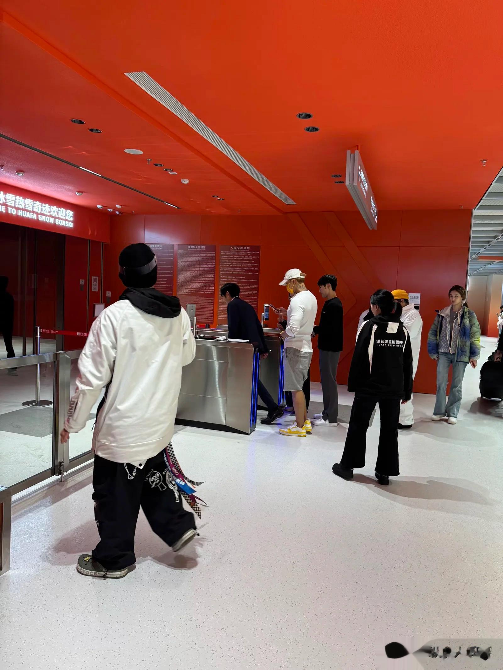 黄子韬徐艺洋滑雪结束，男方间隔十几米冷漠离开，女方无奈尴尬笑